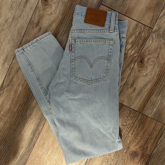 Levi’s Wedgie Jeans in Light Wash - Picture 3 of 3